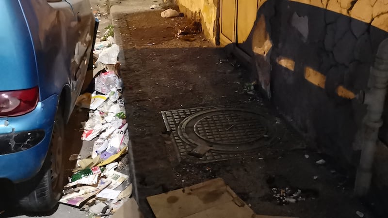 Napoli, raccolta di rifiuti al collasso: cumuli di immondizia in strada 5