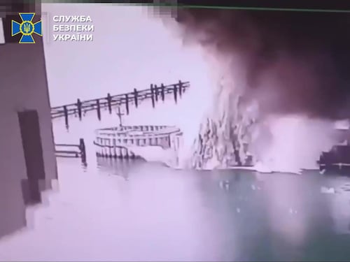Colpito il ponte per la Crimea. Kiev beffa ancora le difese russe