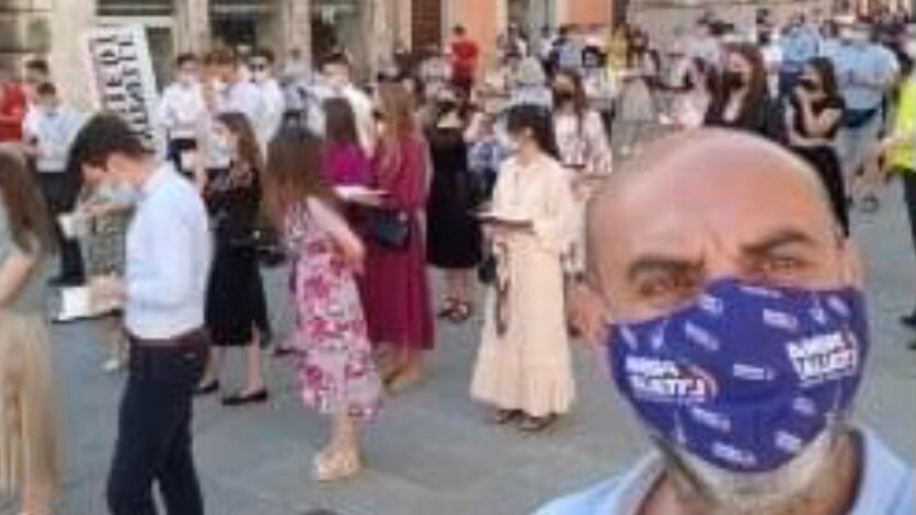 "Vergogna, fascisti": insulti a una manifestazione silenziosa contro il ddl Zan