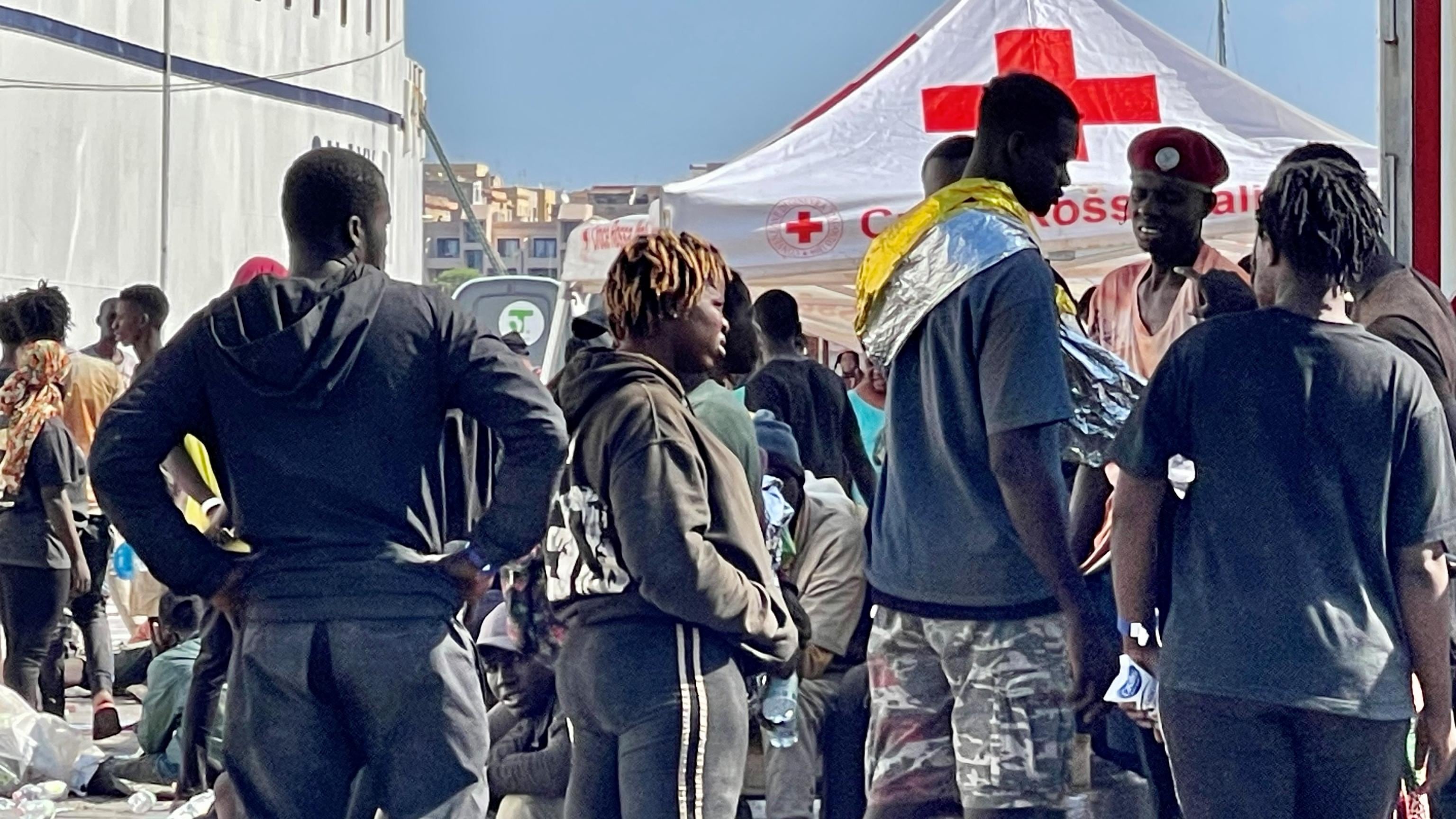 Quasi 7.000 immigrati a Lampedusa: scoppiano le proteste, cordone della polizia per contenerle