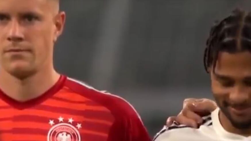 Vittime sinagoga Halle, Gnabry ride durante il minuto di raccoglimento: è bufera