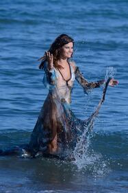 Isabeli Fontana hot, incanta Venezia nella laguna 16