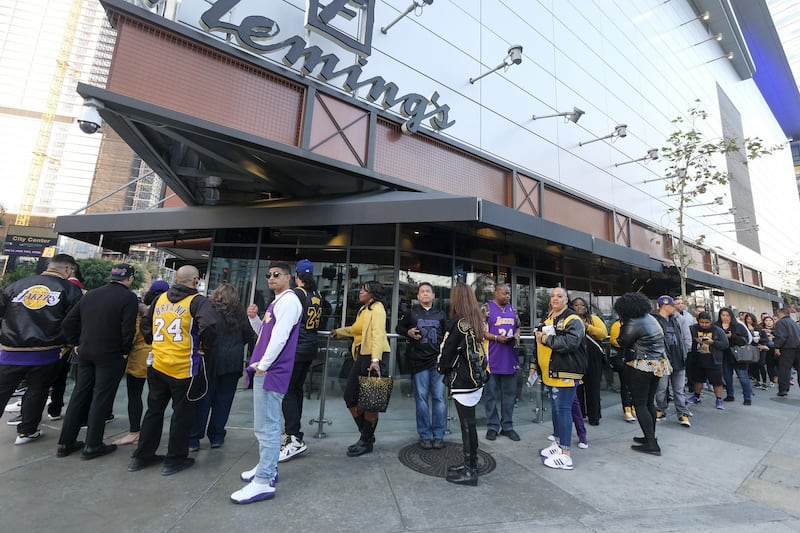 Gli scatti del commovente saluto a Kobe e Gianna Bryant 9