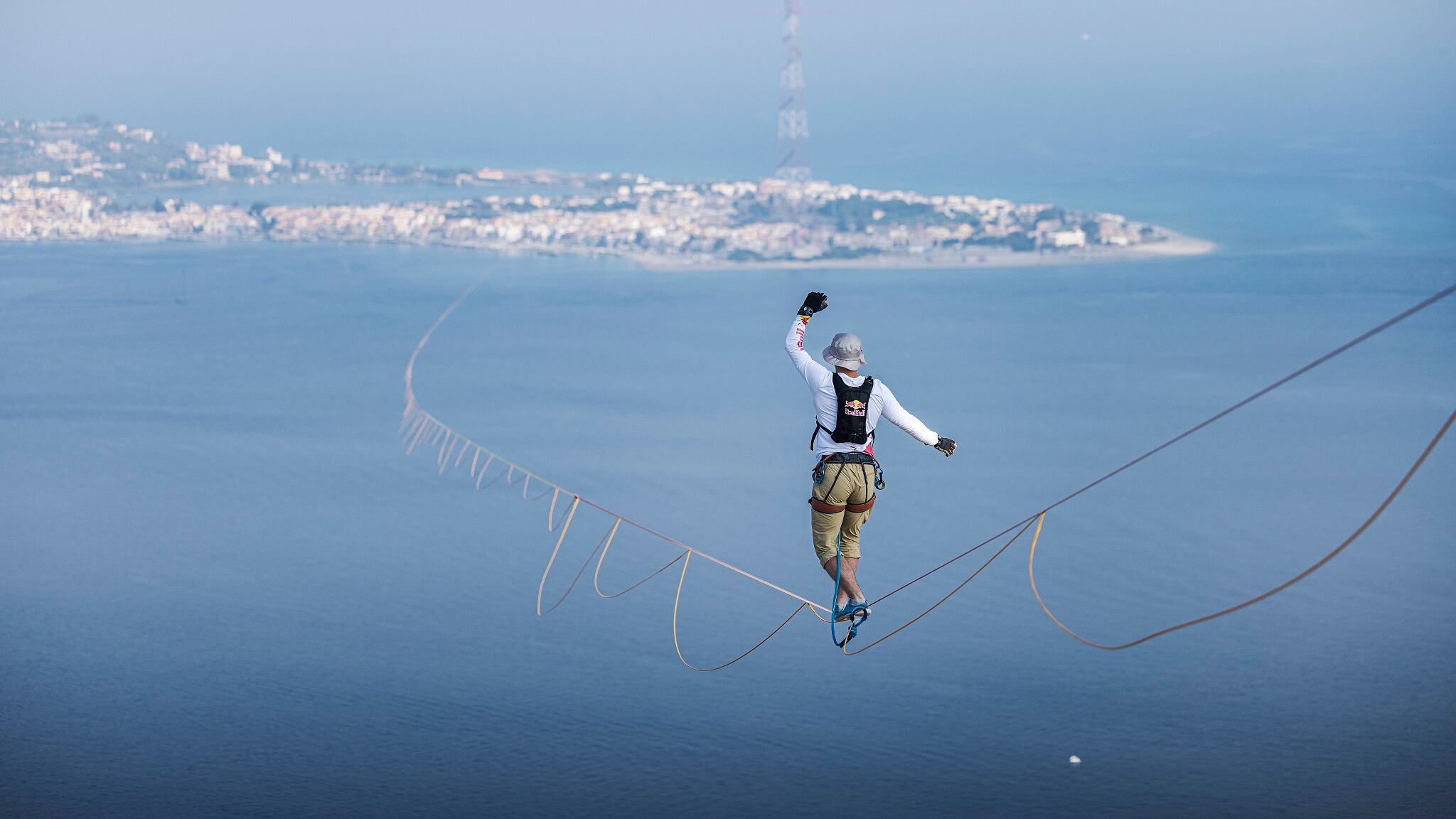 Attraversa lo Stretto di Messina sospeso in aria ma cade a pochi metri dal traguardo
