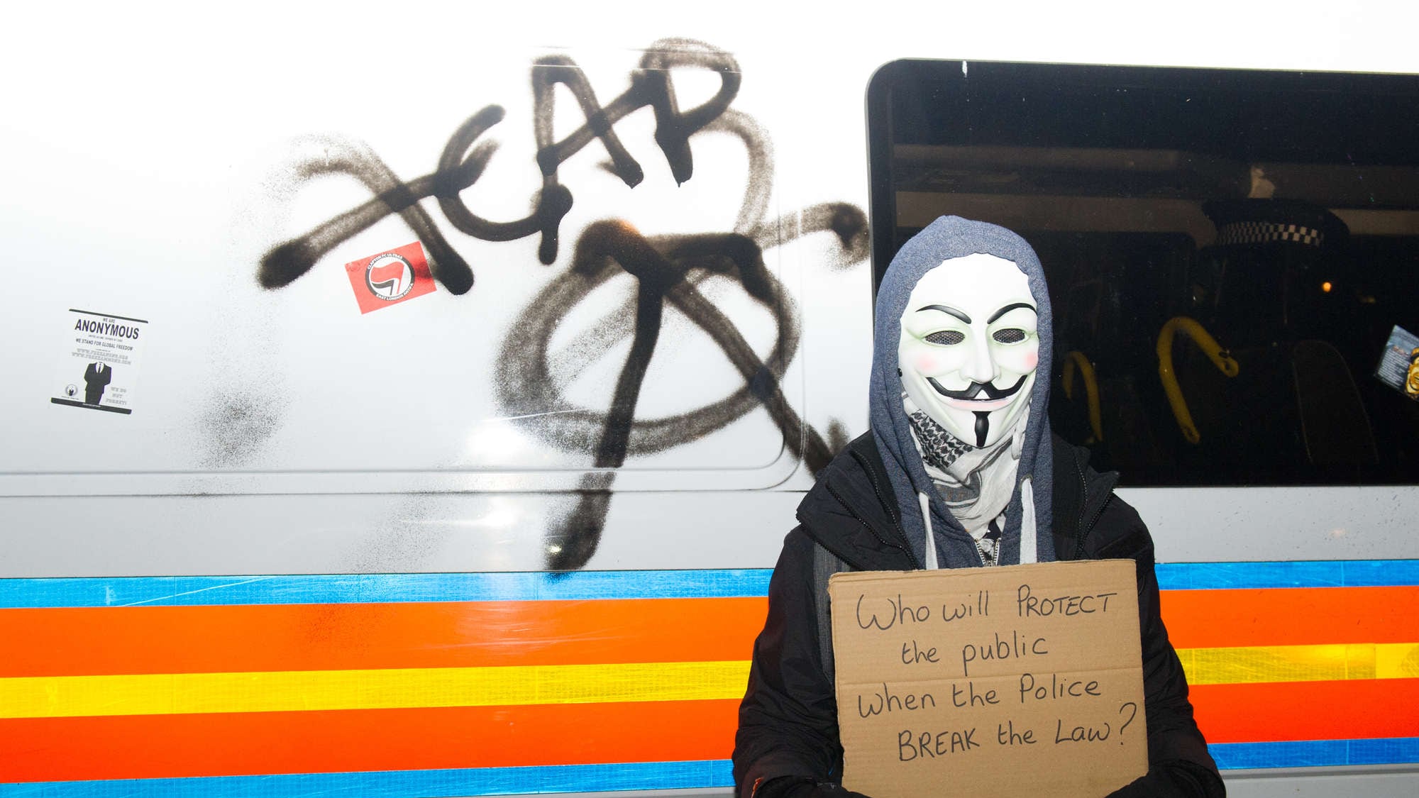 Anonymous scende in piazza in tutto il mondo. Scontri a Londra