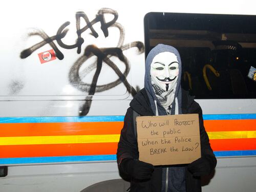 Anonymous scende in piazza in tutto il mondo. Scontri a Londra