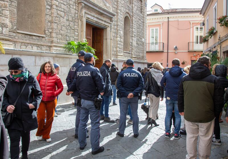 La folla all'esterno della chiesa in cui fu rinvenuto il corpo di Elisa Claps 3