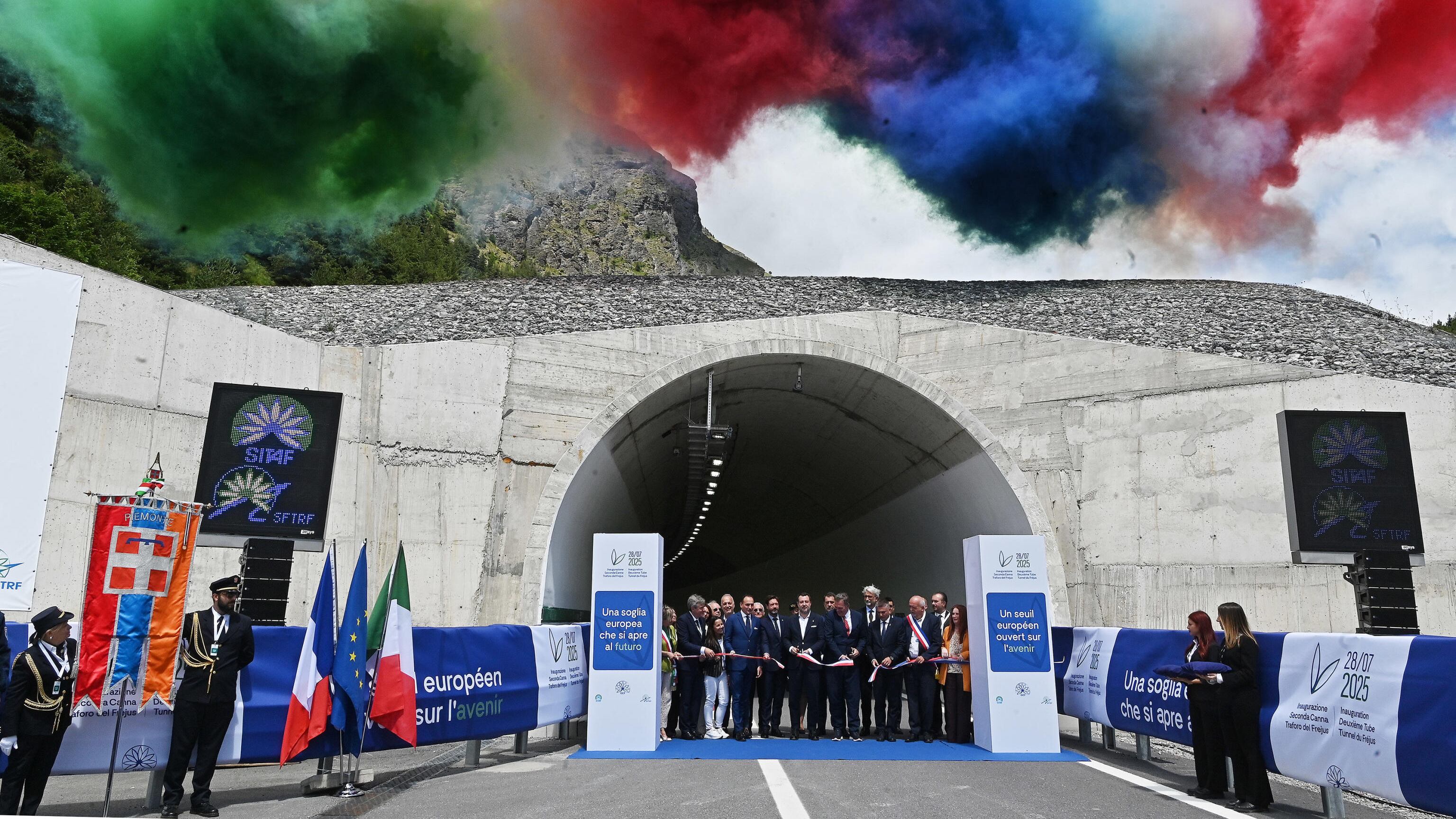 Apre il raddoppio del traforo del Frejus. Salvini sui No Tav: "Le toghe sono su Marte"