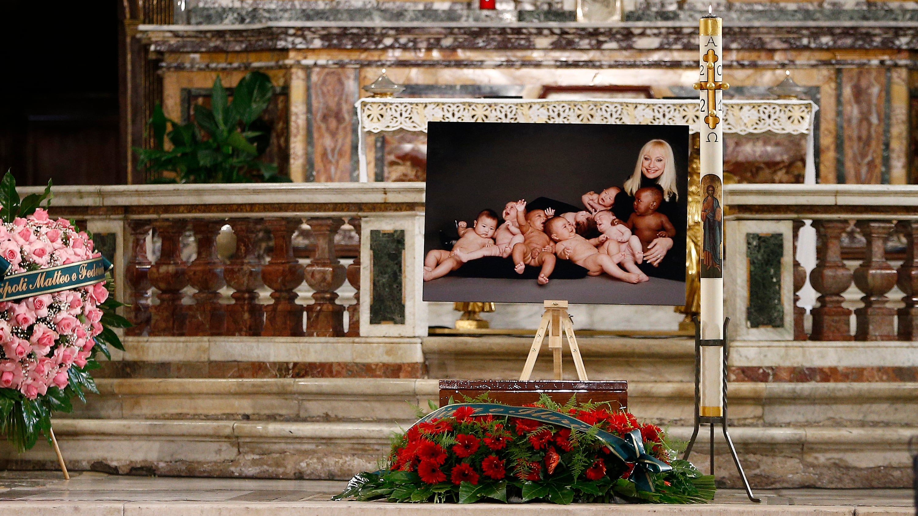 L'ultimo saluto a Raffaella Carrà tra lacrime e ricordi: "Goditi il meritato riposo"