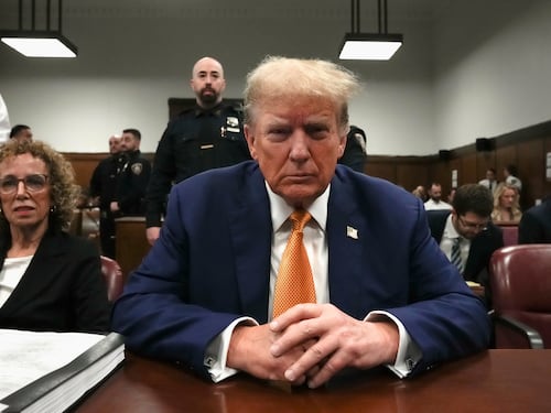 Trump all'attacco dopo la condanna: "Processo iniquo". Biden: "Minaccia la democrazia"