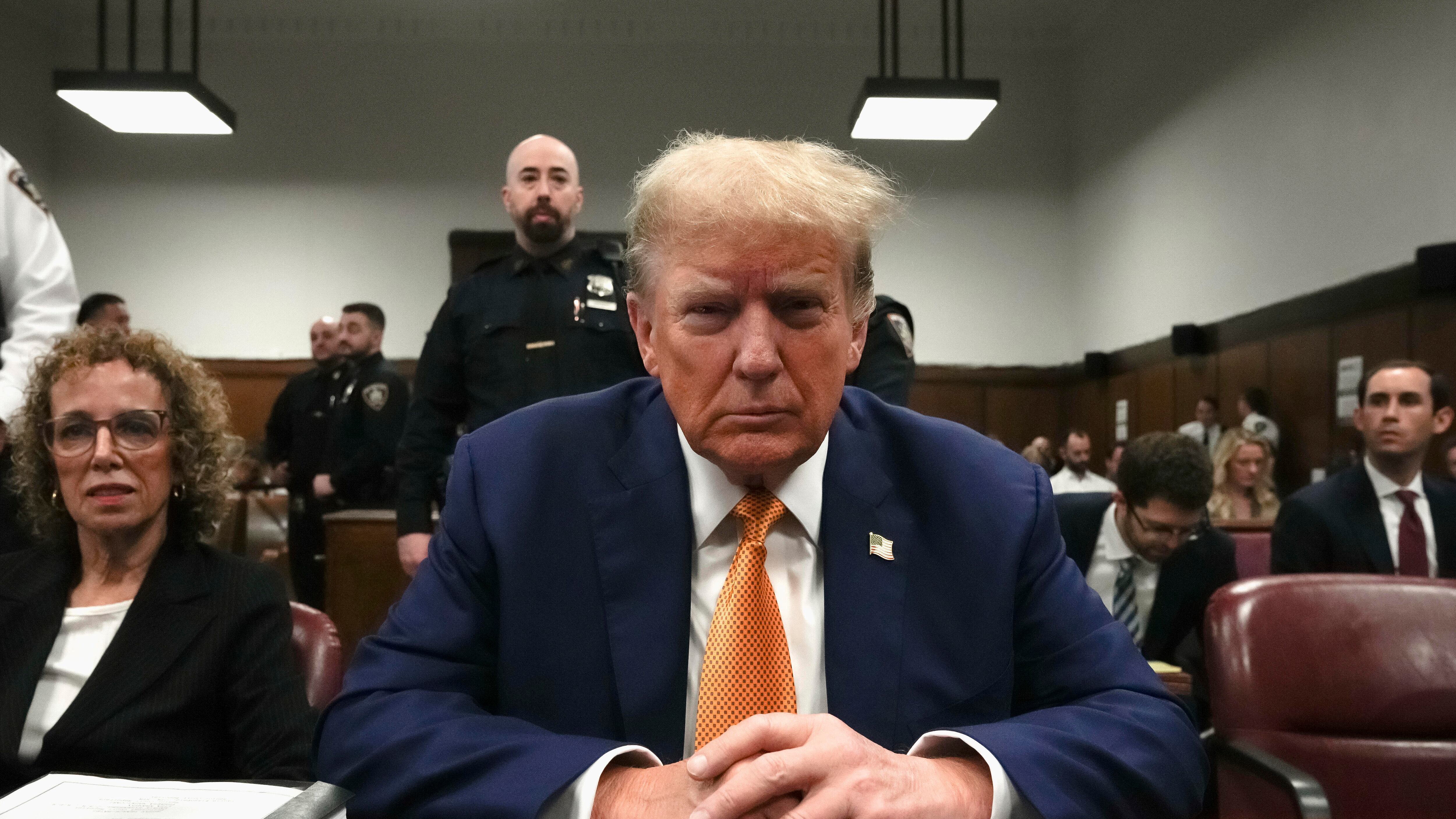 Trump all'attacco dopo la condanna: "Processo iniquo". Biden: "Minaccia la democrazia"