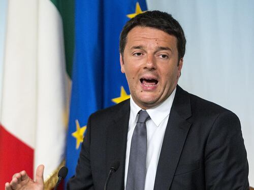 Renzi fa il duro con la Merkel per sistemare il Pd