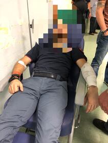 Milano, si dà fuoco in strada: le foto degli agenti feriti 5
