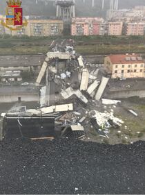 Macerie e macchine schiacciate: le foto 5