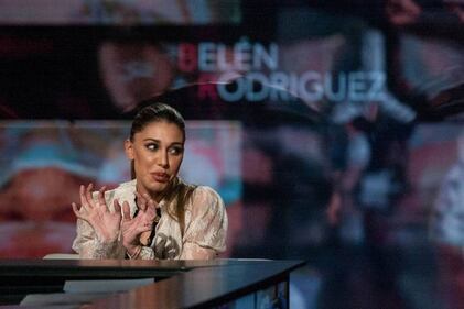 Belen Rodriguez sexy a letto 1