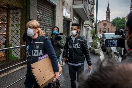 Milano, cocci di vetro contro la finestra della casa di Silvia Romano 6