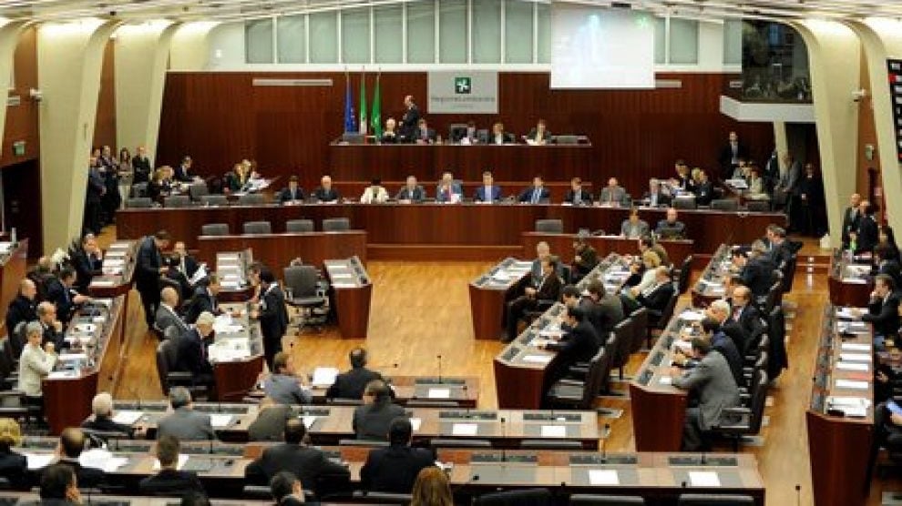 Lombardia, stipendi tagliati E i grillini fuggono dall'aula
