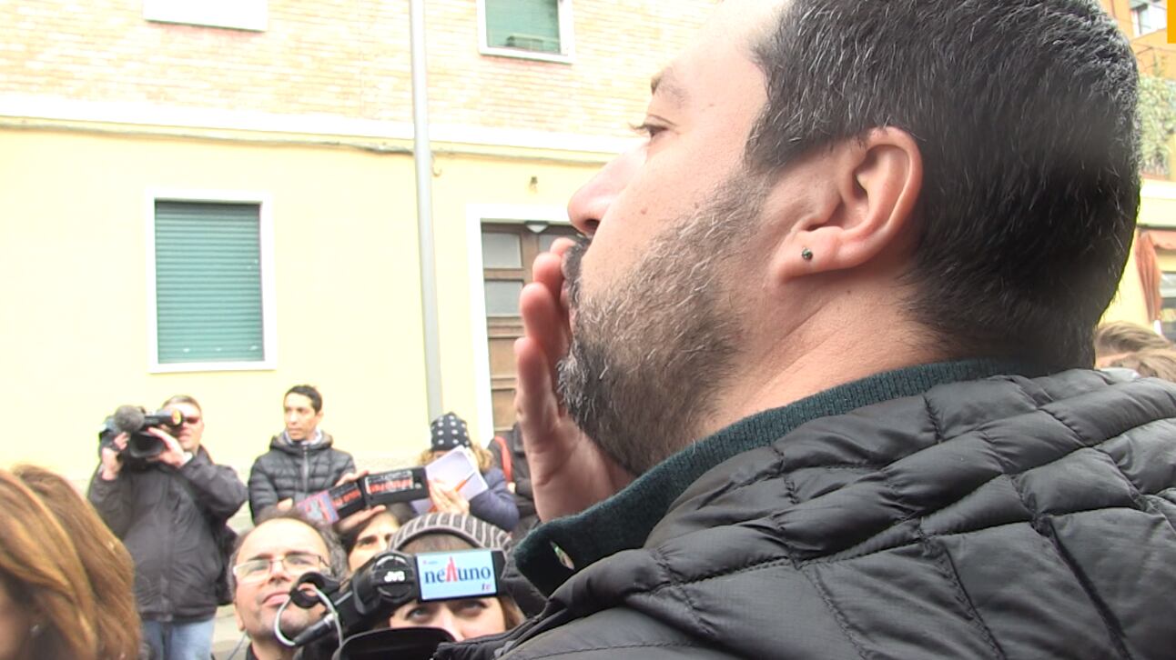 Salvini contestato dagli occupanti: "Dove c'è la sinistra accadono follie"