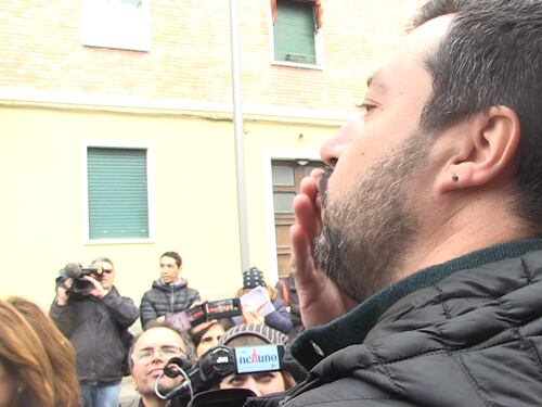Salvini contestato dagli occupanti: "Dove c'è la sinistra accadono follie"