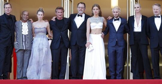 La figlia di Sean Penn gli ruba la scena a Cannes 6