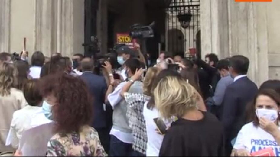 La Lega assedia Palazzo Chigi: "Vergogna, Conte ora scappa"