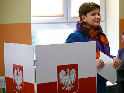 "Auschwitz ci ha insegnato a difenderci dagli immigrati": bufera su Beata Szydlo