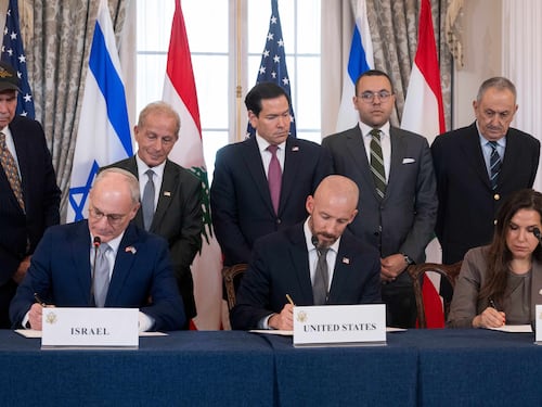 C'è l'intesa Libano-Israele. Ma torna l'incubo Hormuz