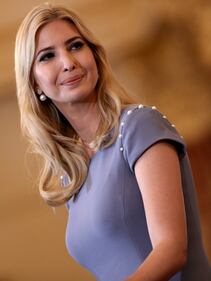 Ivanka Trump elegante in rosso: i bimbi giocano con la gonna 4