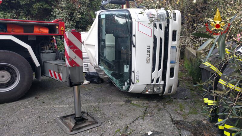 Camion nettezza urbana si ribalta nel torrente a Sanremo 11