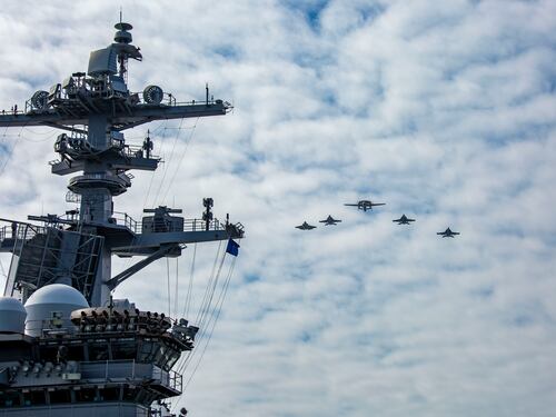 Portaerei Usa e caccia in volo, a Nato avverte Mosca: cosa svelano le manovre Neptune Strike