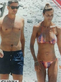 Martina Colombari rischia lo strip nel mare di Ibiza 3
