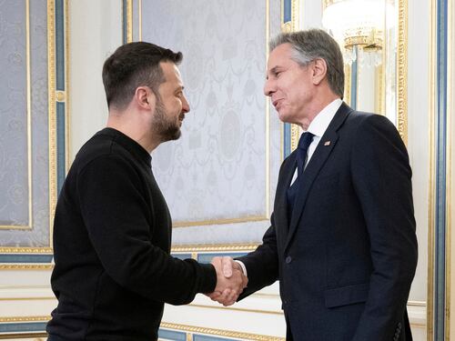 "Gli aiuti sono in arrivo". La visita a sorpresa di Blinken a Kiev mentre i russi avanzano