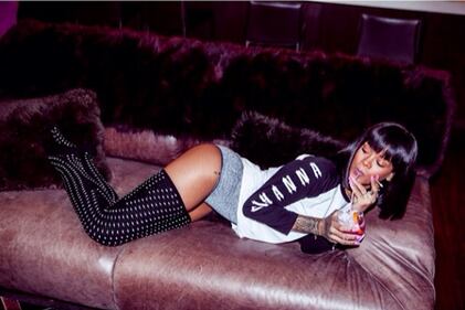 Rihanna fra cocktails, sigari e sci con le amiche 1