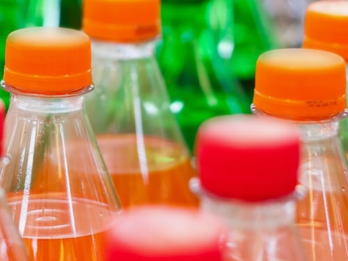 Lo zucchero nelle bevande gassate aumenta il rischio di tumore. Il risultato di uno studio francese sulla salute