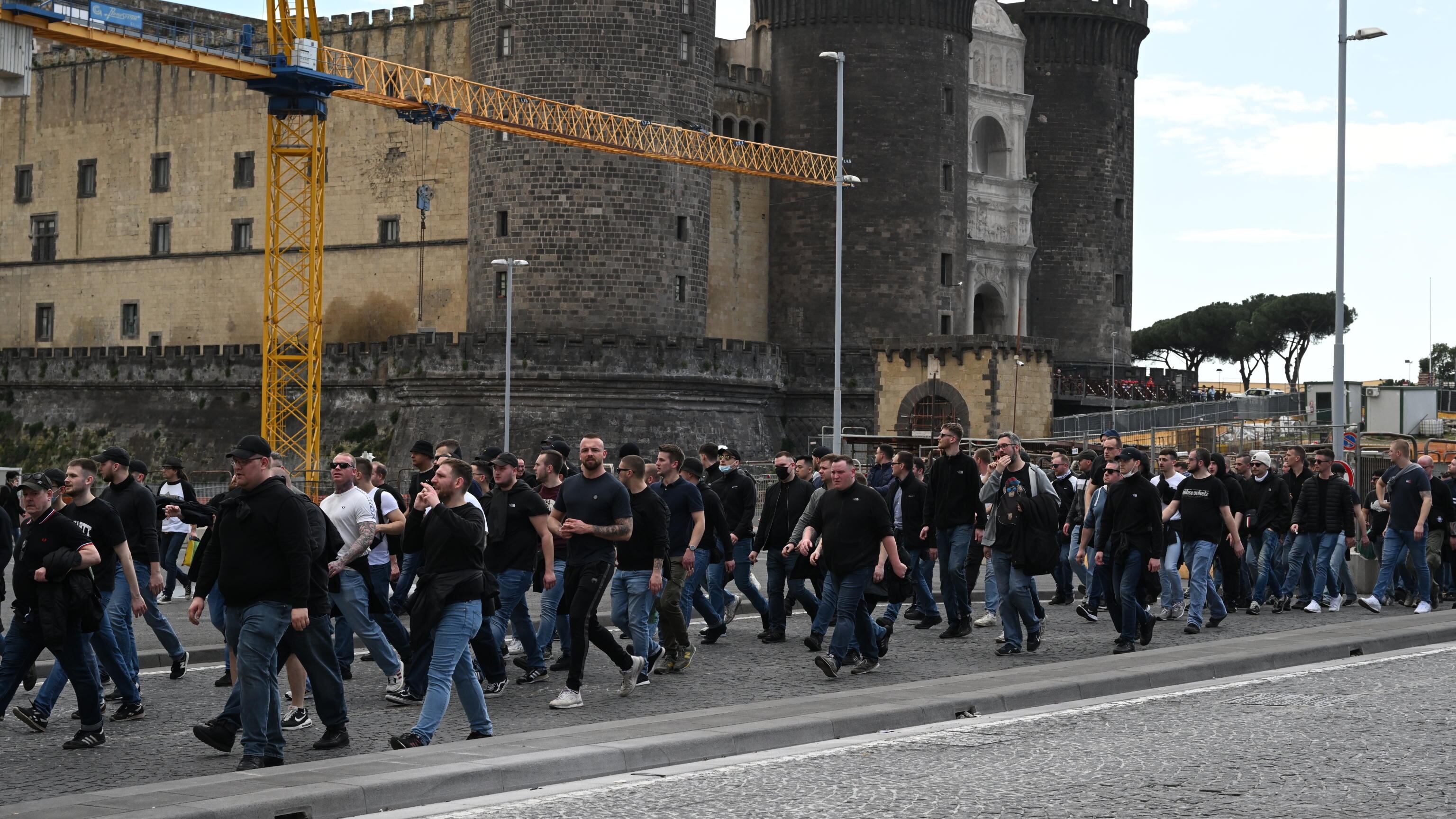 Napoli, forte tensione in città: tifosi dell’Eintracht Francoforte in corteo
