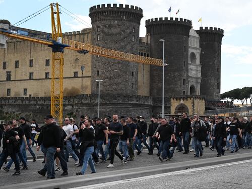 Napoli, forte tensione in città: tifosi dell’Eintracht Francoforte in corteo