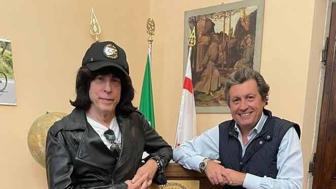 Prima duetta con Pupo, poi compra casa: il batterista dei Ramones nuovo abitante di Castiglion Fiorentino