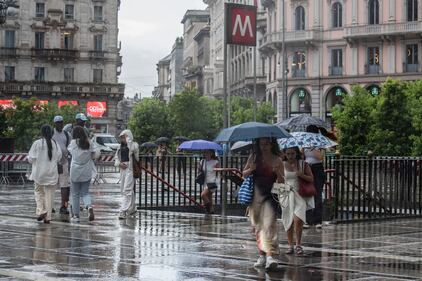 Breve ondata di maltempo su Milano, turisti colti di sorpresa in centro 1