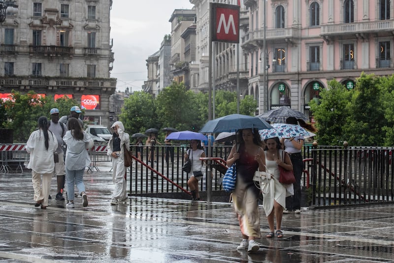 Breve ondata di maltempo su Milano, turisti colti di sorpresa in centro 1