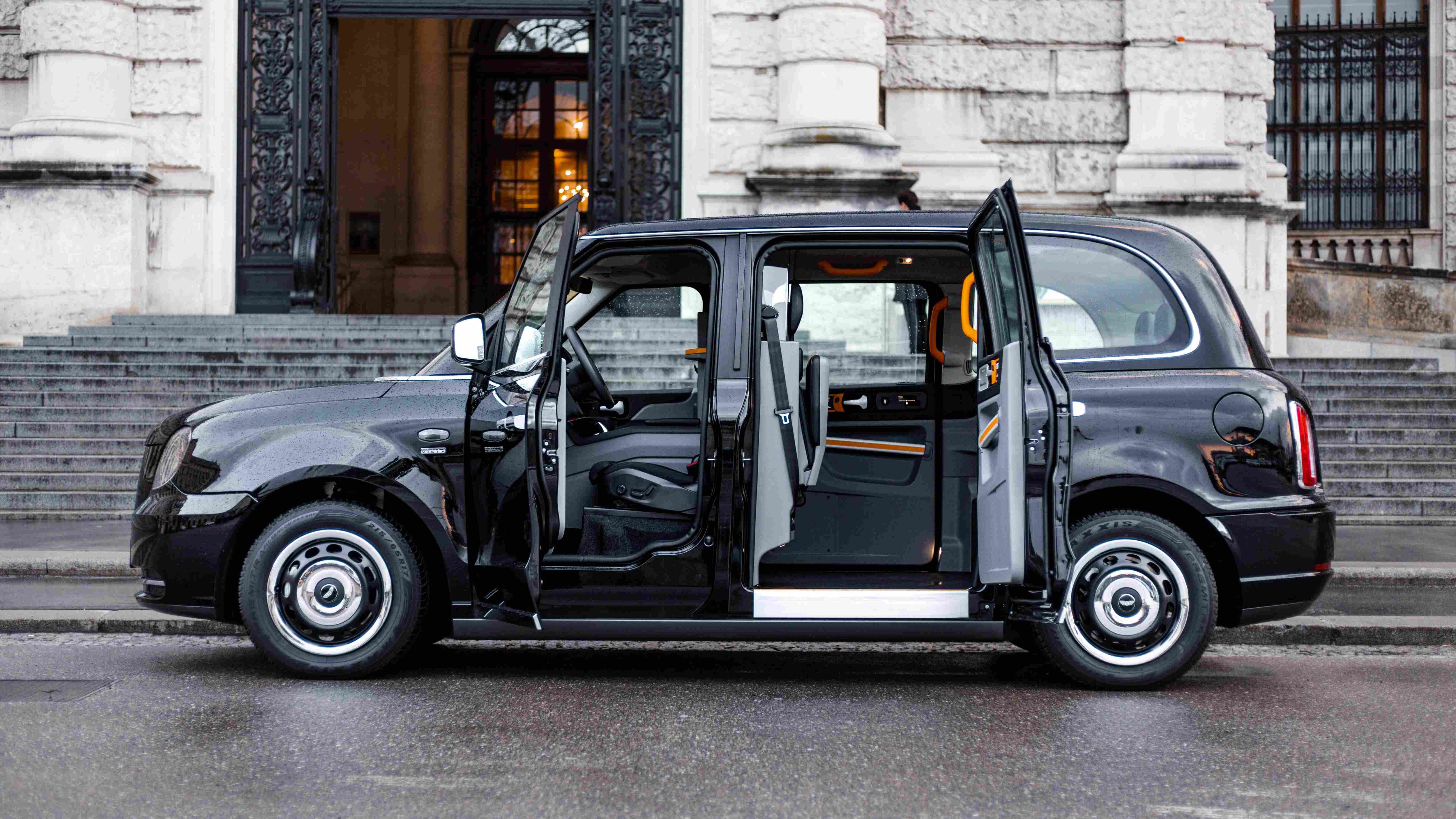 Koelliker protagonista alla Milano Design Week 2024 con l’iconico cab londinese