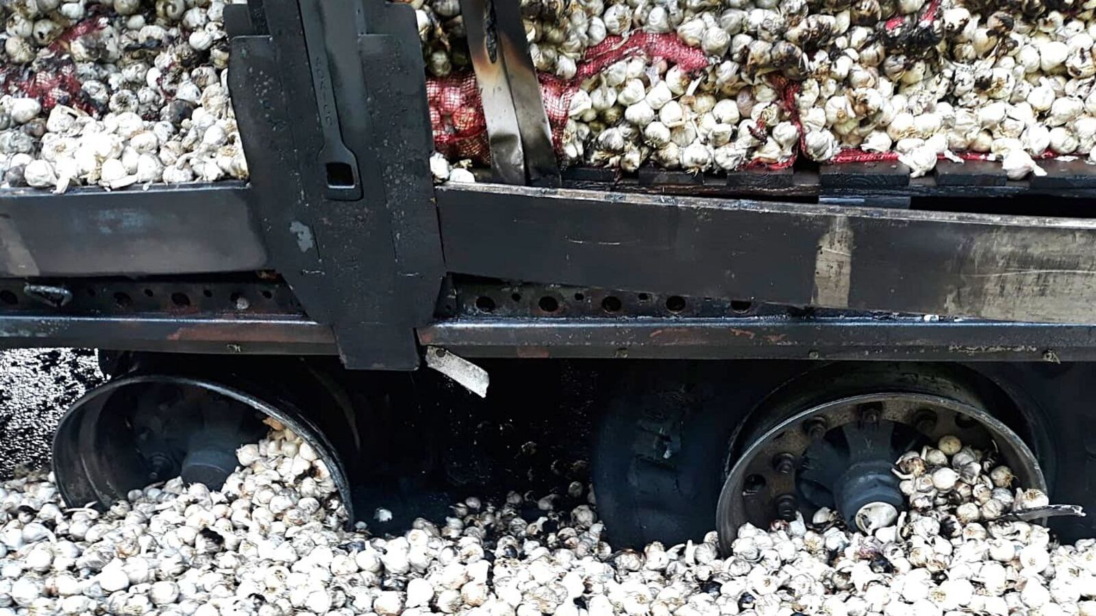 In fiamme tir sull'Autofiori, bruciati quintali di aglio