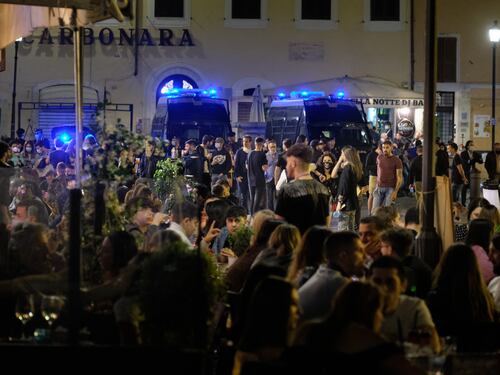 Linus contro la movida incontrollata: "Colpa dei 30-40enni vitelloni"