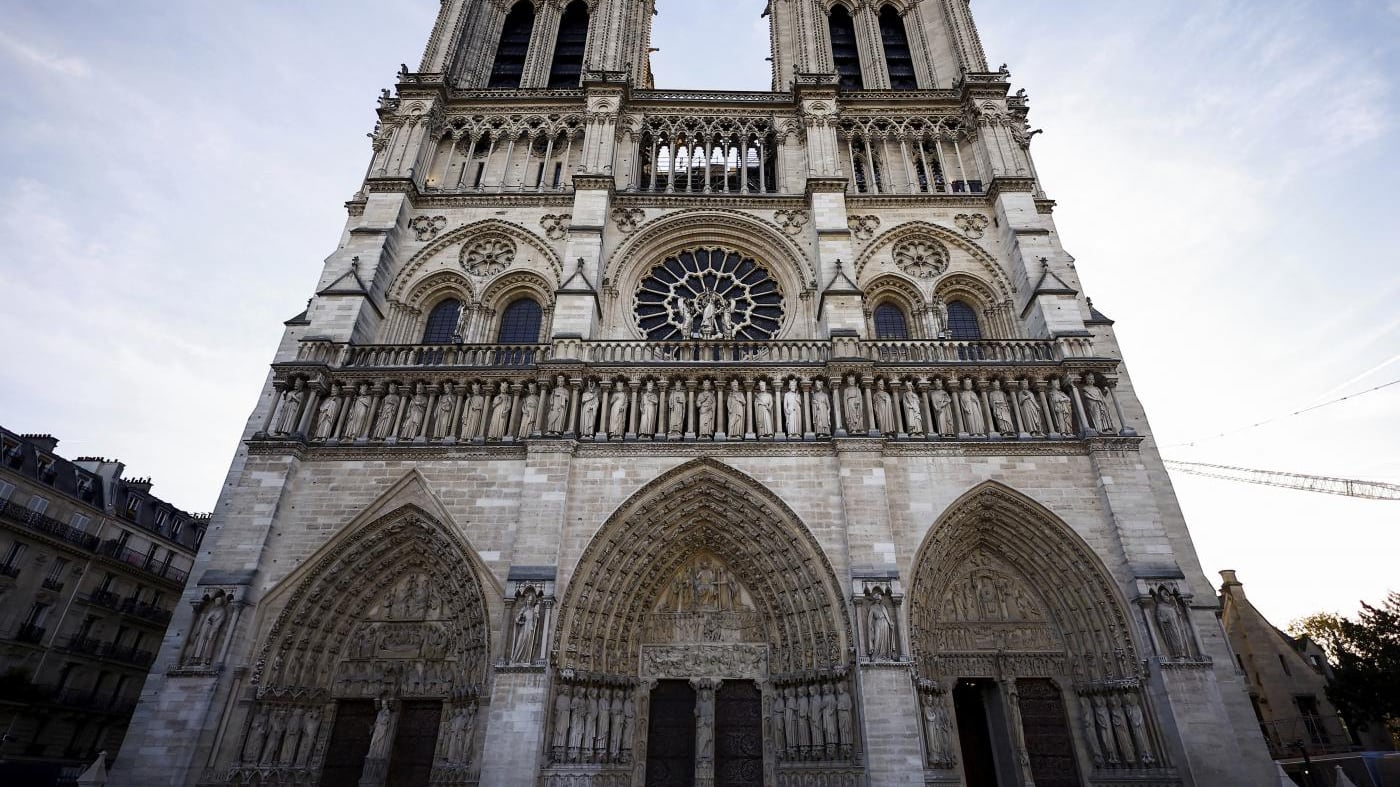 Notre-Dame, Parigi al centro del mondo. Ma il trionfo di Macron diventa imbarazzo