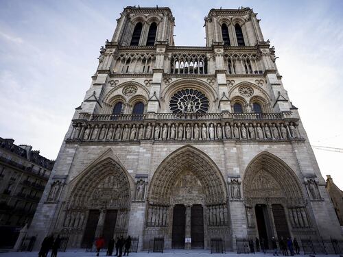 Notre-Dame, Parigi al centro del mondo. Ma il trionfo di Macron diventa imbarazzo