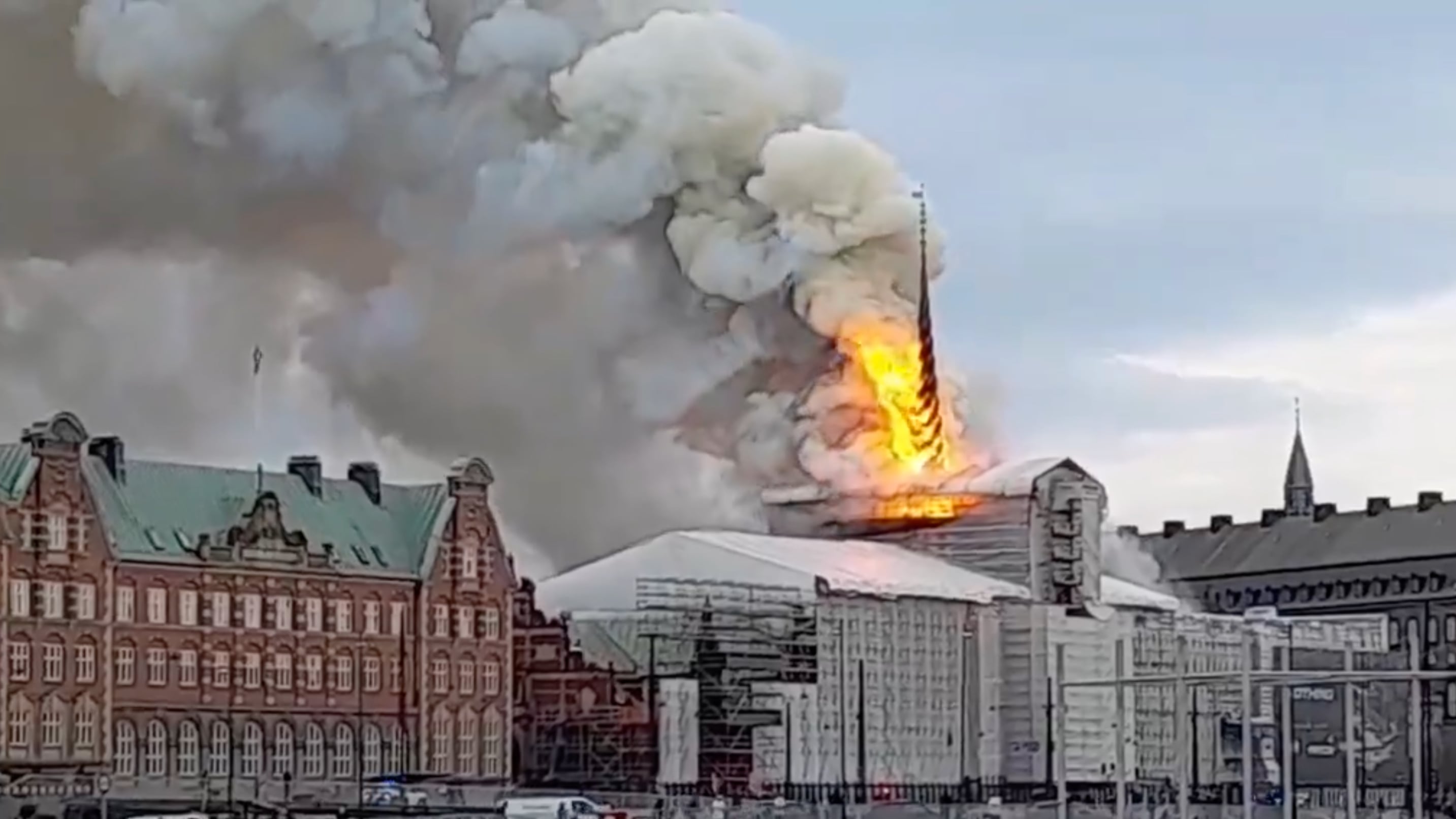 Danimarca, incendio alla vecchia Borsa di Copenhagen: "Come Notre Dame" | Il video
