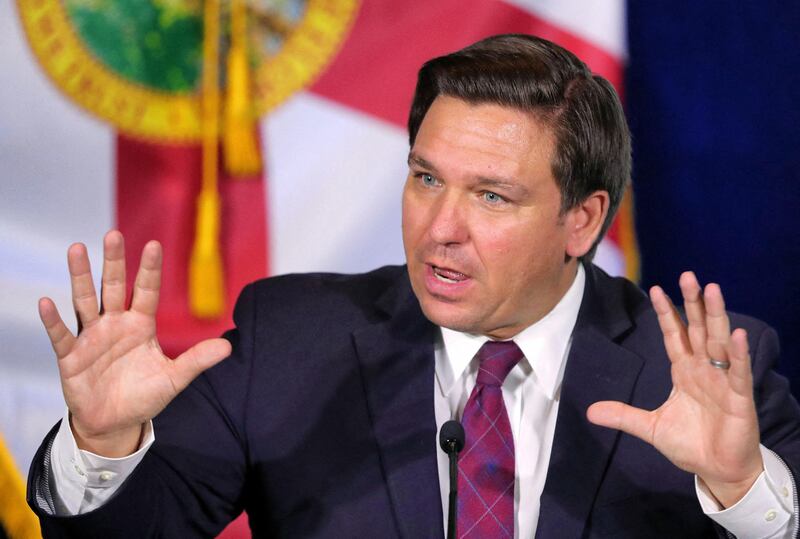 DeSantis annuncia il ritiro dalle primarie repubblicane: "Trump avrà il mio appoggio"