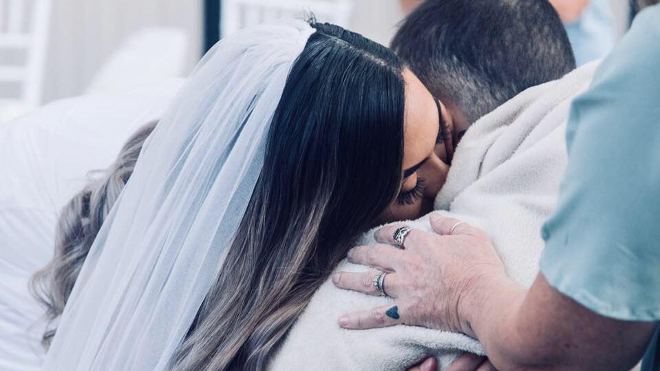 Navar sposa la fidanzata e muore il giorno dopo: aveva un cancro al cervello