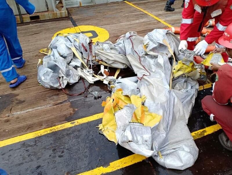 Indonesia, aereo cade in mare: 188 persone sono morte 13