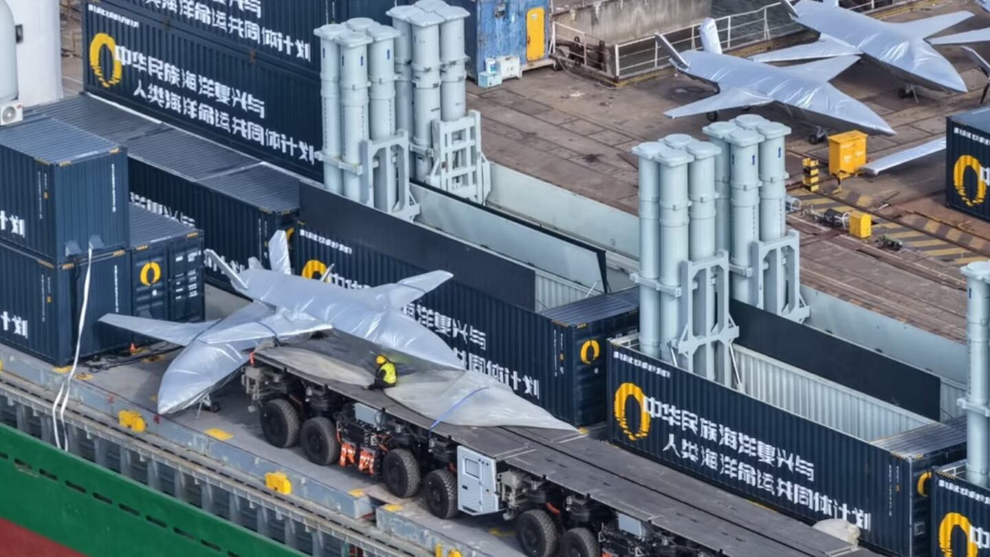 Portacontainer a incastro con catapulte elettromagnetiche: la nuova invenzione che svela i piani di Pechino