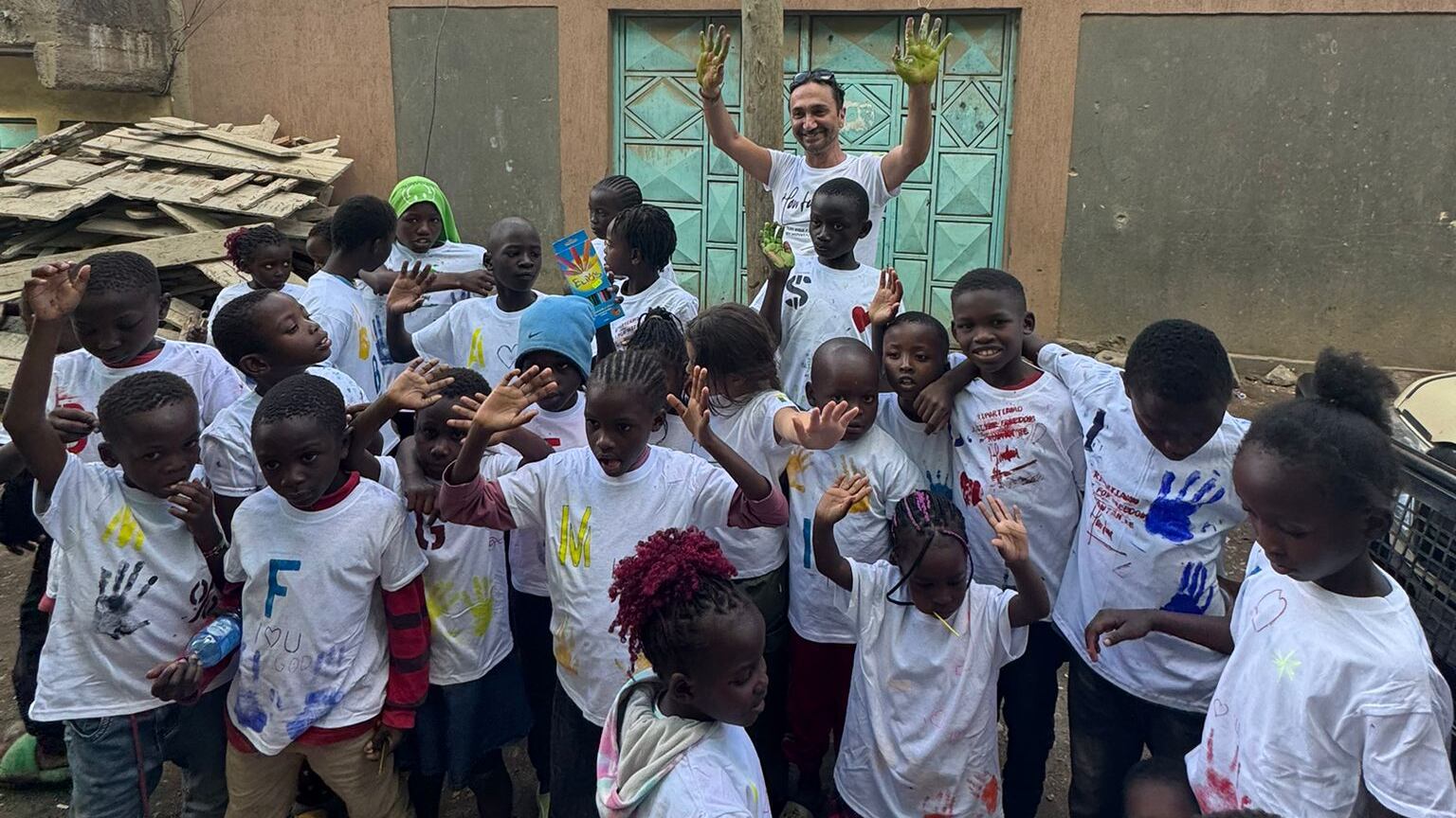 Arte e solidarietà: Howtan Re in Kenya per realizzare laboratori creativi con i bambini orfani
